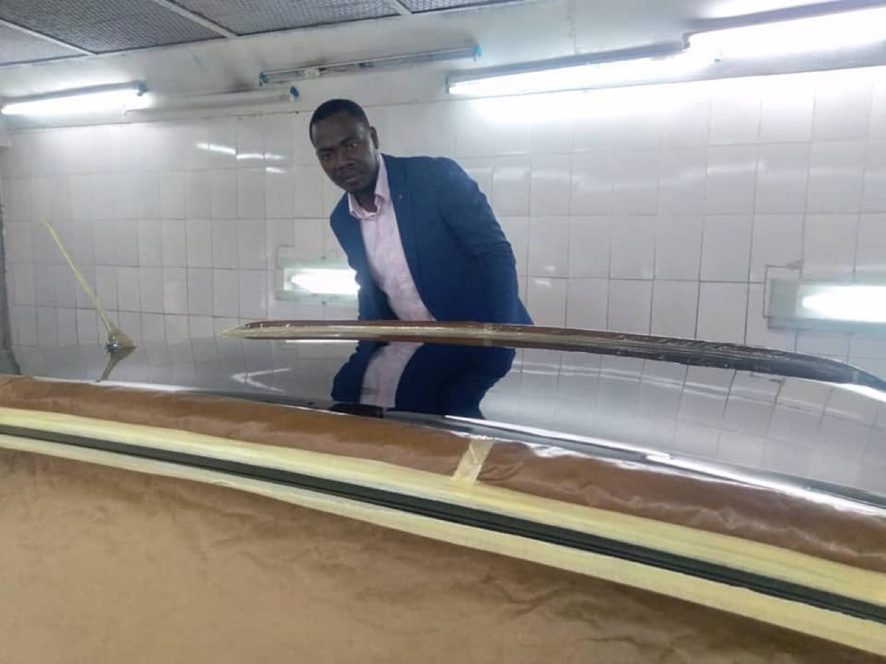 Le Directeur Général de PMG CAR dans la cabine de peinture